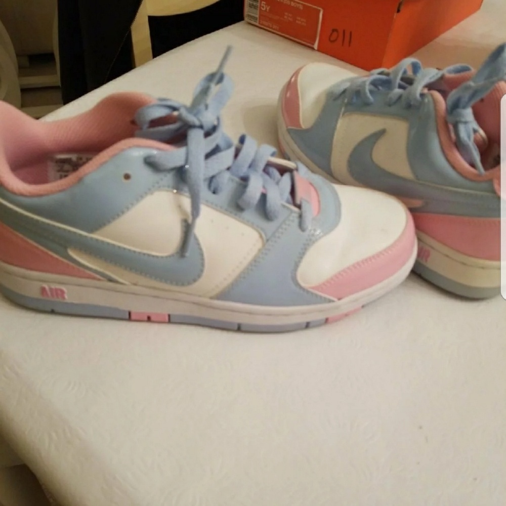 Womens Size 7 Nike Baby Blue and Pink Sneakers